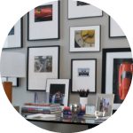 Pulksteņi, foto rāmji, karogi